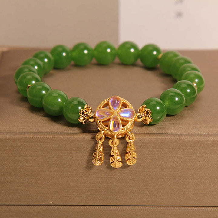 Bracelet porte-bonheur en jade vert avec attrape-rêves et trèfle à quatre feuilles de Buddha Stones