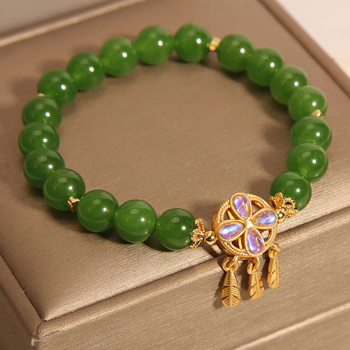 Bracelet porte-bonheur en jade vert avec attrape-rêves et trèfle à quatre feuilles de Buddha Stones