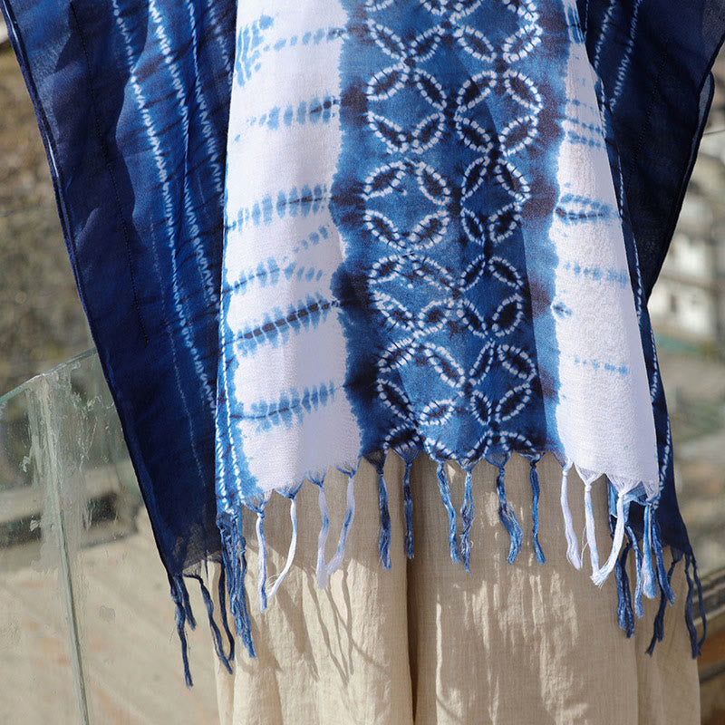 Buddha Stones , teinture indigo, pompons, pull confortable 90 x 95 cm