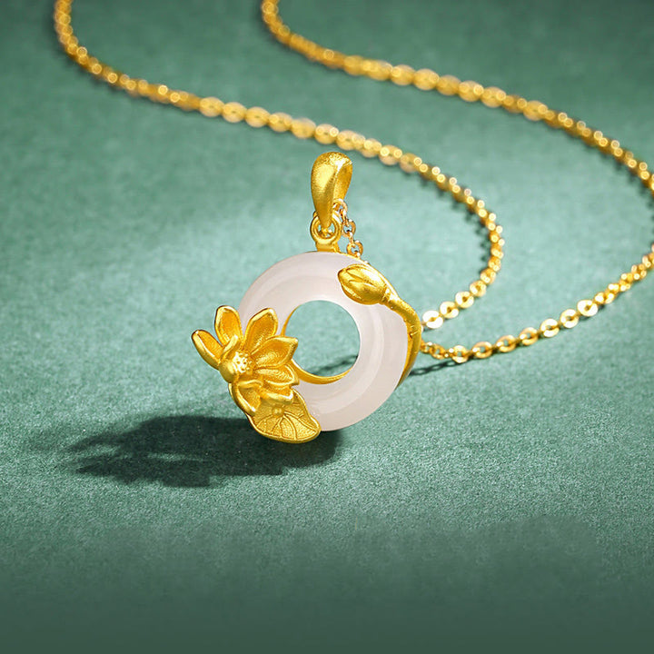 Collier en argent sterling S925 avec pendentif en forme de lotus et boucle de paix en calcédoine blanche naturelle de Buddha Stones - Calcédoine (Harmonie positive ♥) - image 0