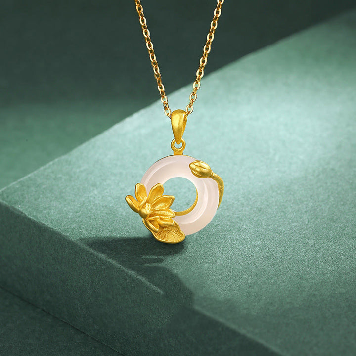 Collier en argent sterling S925 avec pendentif en forme de lotus et boucle de paix en calcédoine blanche naturelle de Buddha Stones
