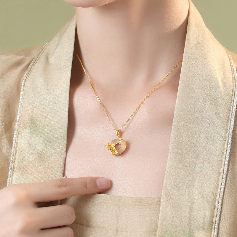 Collier en argent sterling S925 avec pendentif en forme de lotus et boucle de paix en calcédoine blanche naturelle de Buddha Stones - image 6