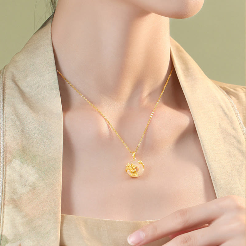 Collier en argent sterling S925 avec pendentif en forme de lotus et boucle de paix en calcédoine blanche naturelle de Buddha Stones