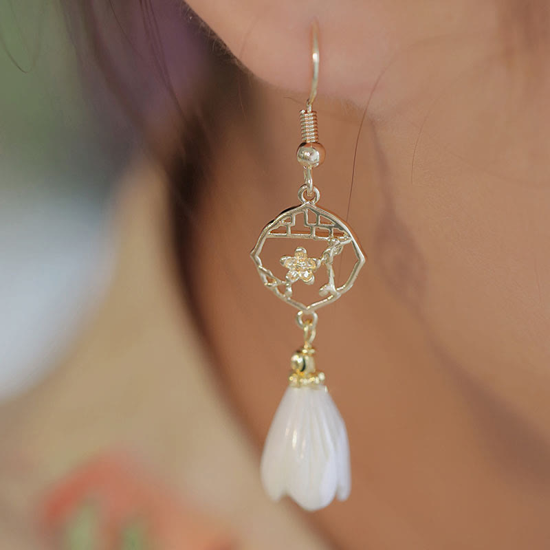 Buddha Stones en cuivre plaqué or 14 carats avec pierre de Tridacna et fleur de magnolia
