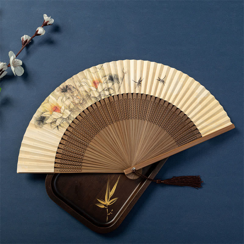 Éventail pliable en bambou et soie avec Buddha Stones, lotus, libellule, oies sauvages, fleurs de prunier, 22,5 cm - Lotus Libellule 22,5 cm - Pompon standard (couleur aléatoire) - image 1