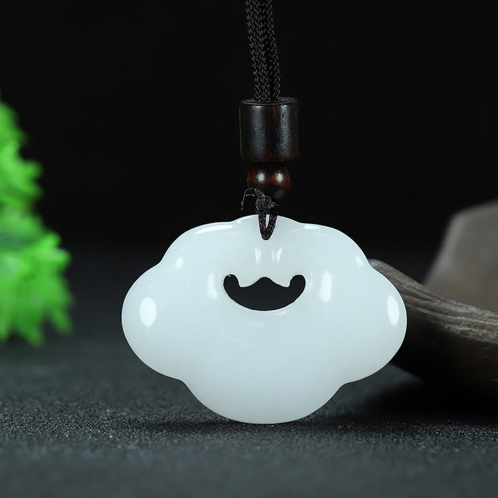 Collier pendentif en jade de soie dorée et jade de Tianshan avec Buddha Stones et breloque de verrouillage chinois