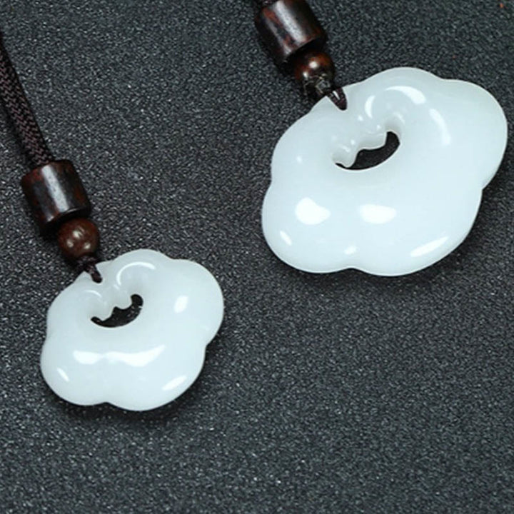 Collier pendentif en jade de soie dorée et jade de Tianshan avec Buddha Stones et breloque de verrouillage chinois