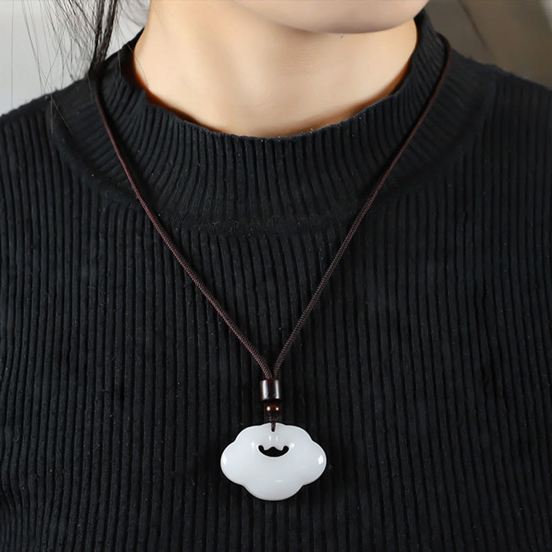 Collier pendentif en jade de soie dorée et jade de Tianshan avec Buddha Stones et breloque de verrouillage chinois