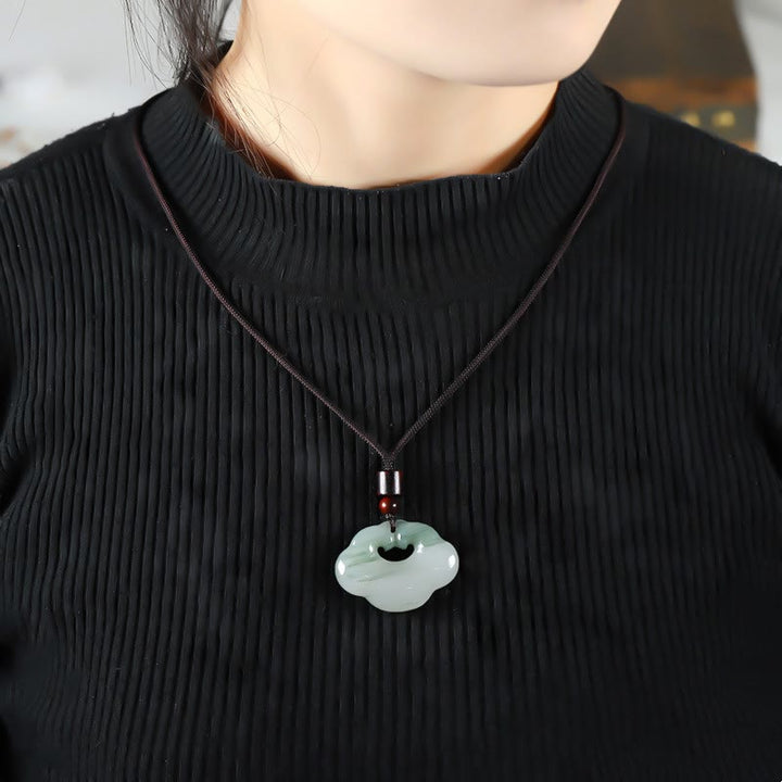 Collier pendentif en jade de soie dorée et jade de Tianshan avec Buddha Stones et breloque de verrouillage chinois