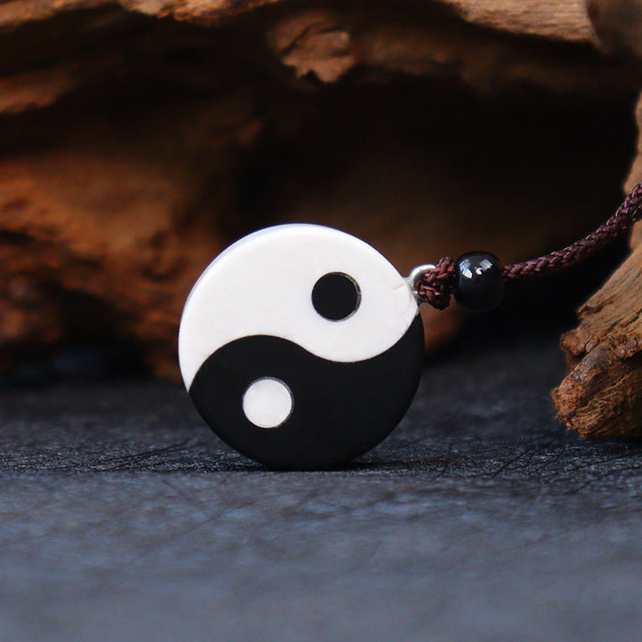 Collier pendentif en obsidienne noire naturelle et turquoise blanche Buddha Stones , force d'accomplissement du Yin et du Yang