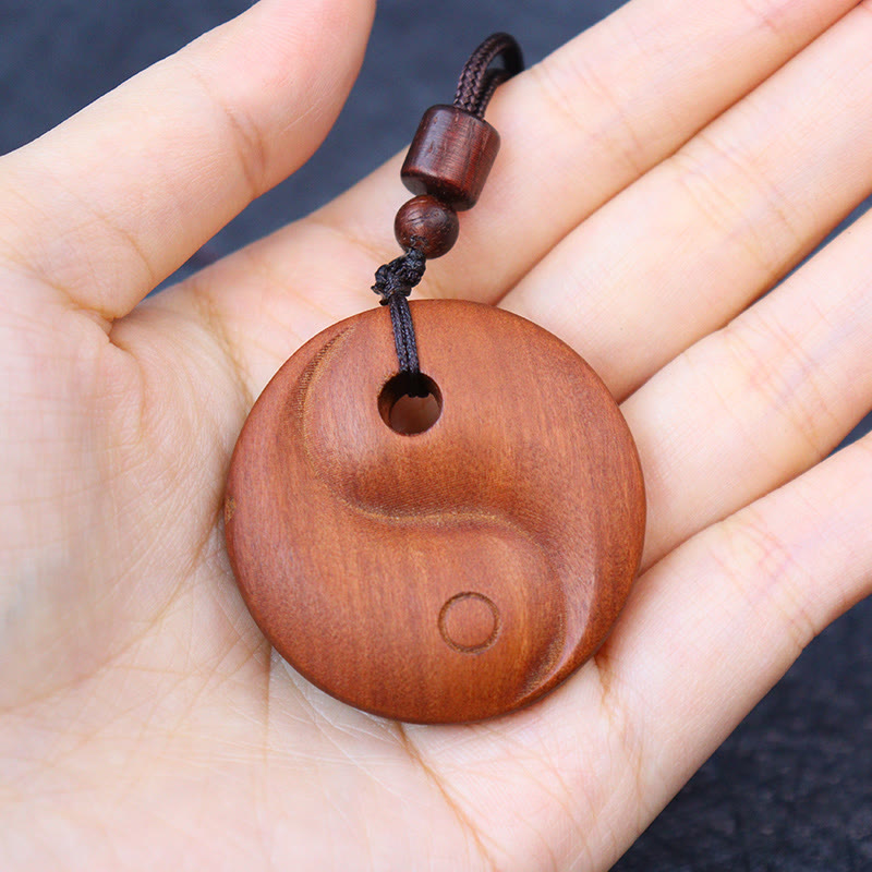 Collier pendentif protection chance Yin Yang en bois de jujubier frappé par la Buddha Stones