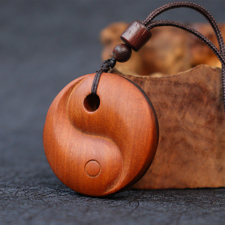 Collier pendentif protection chance Yin Yang en bois de jujubier frappé par la Buddha Stones