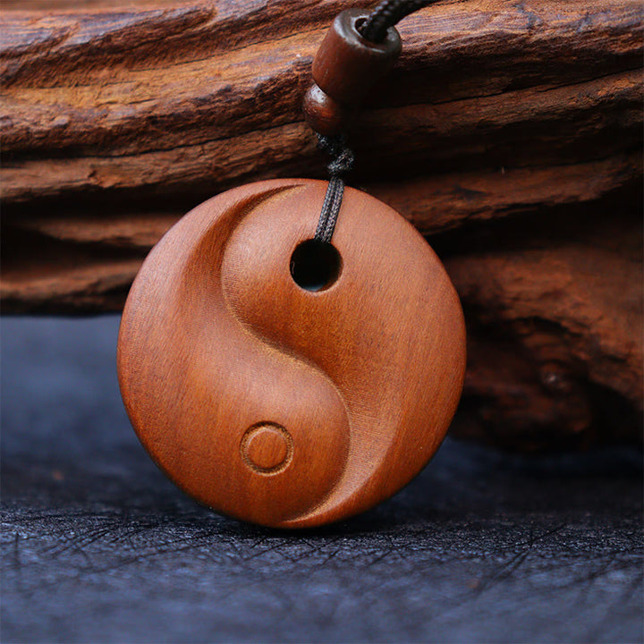 Collier pendentif protection chance Yin Yang en bois de jujubier frappé par la Buddha Stones