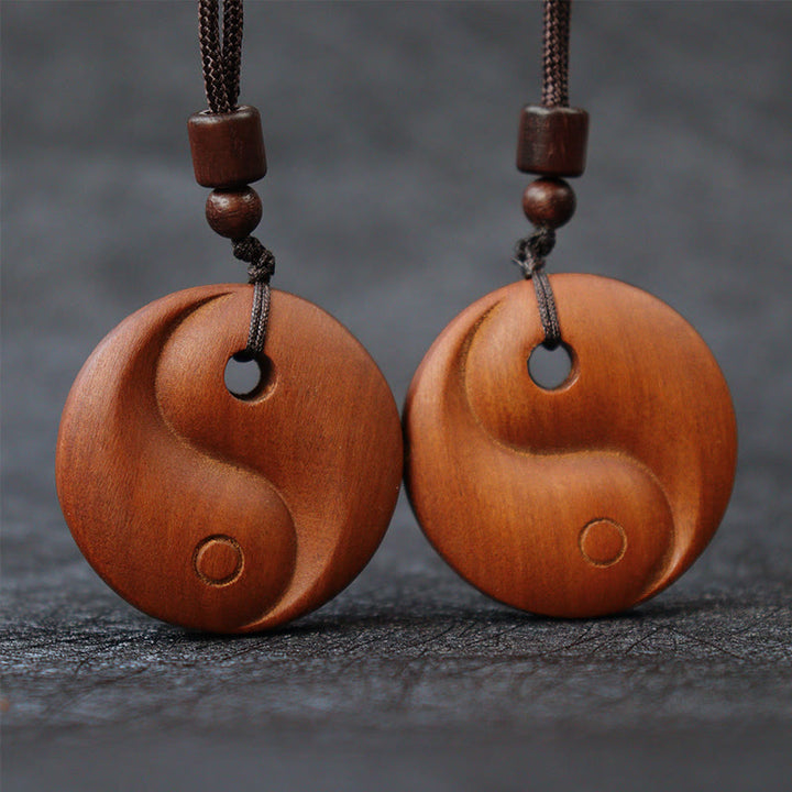 Collier pendentif protection chance Yin Yang en bois de jujubier frappé par la Buddha Stones