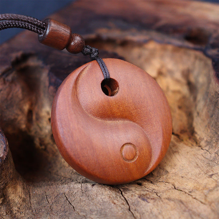 Collier pendentif protection chance Yin Yang en bois de jujubier frappé par la Buddha Stones