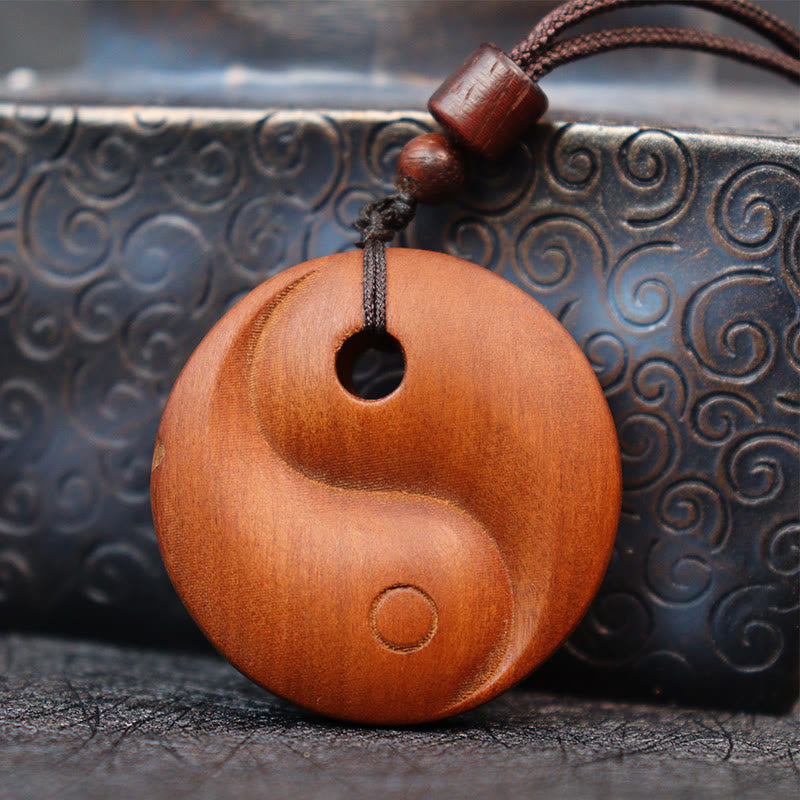 Collier pendentif protection chance Yin Yang en bois de jujubier frappé par la Buddha Stones