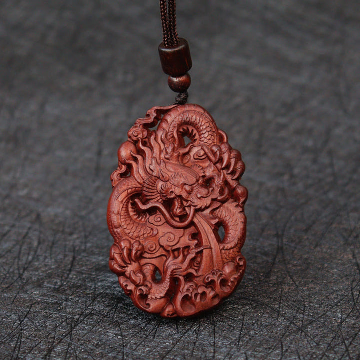 Collier pendentif en bois de jujubier frappé par la foudre Buddha Stones et un double dragon en relief pour éloigner les mauvais esprits