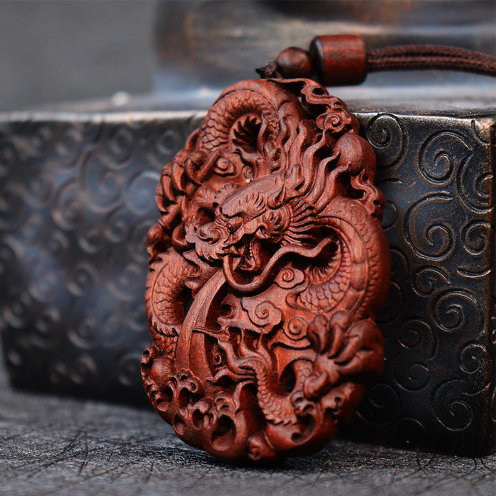 Collier pendentif en bois de jujubier frappé par la foudre Buddha Stones et un double dragon en relief pour éloigner les mauvais esprits