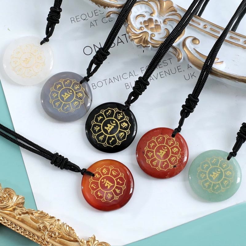 Collier pendentif en obsidienne noire avec Buddha Stones Om Mani Padme Hum et cristaux naturels divers