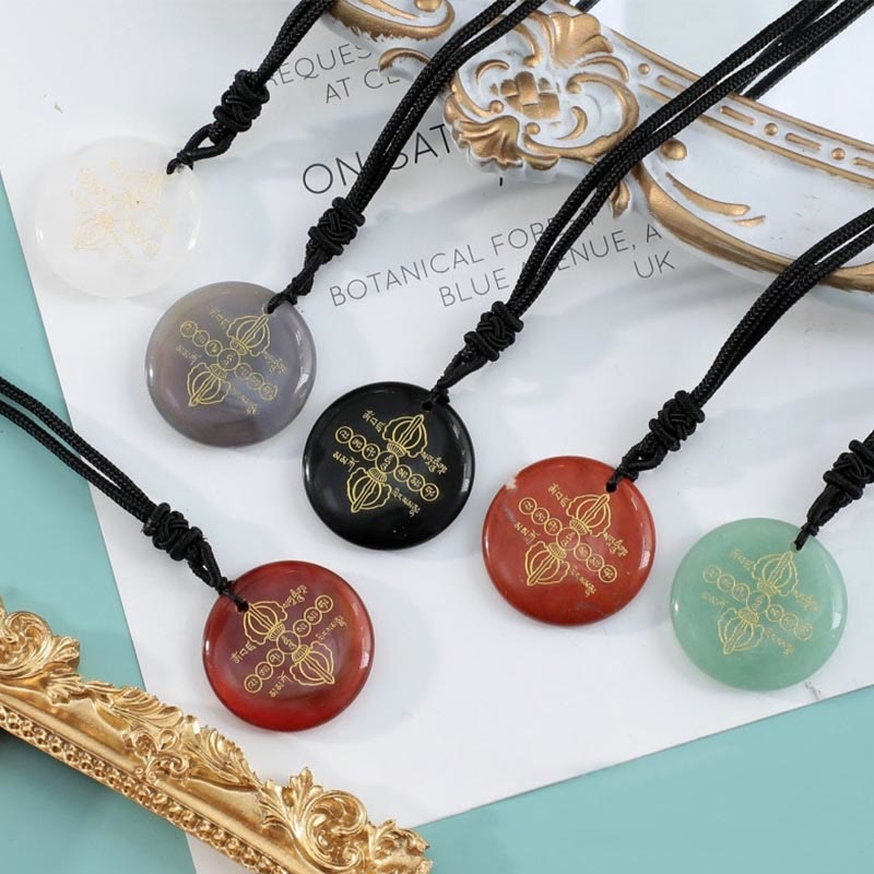 Collier pendentif en obsidienne noire avec Buddha Stones Vajra Dorje à motif sanskrit naturel et divers cristaux