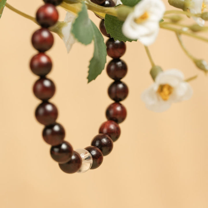 Bracelet de protection en cristal blanc et bois de santal rouge à petites feuilles de Buddha Stones