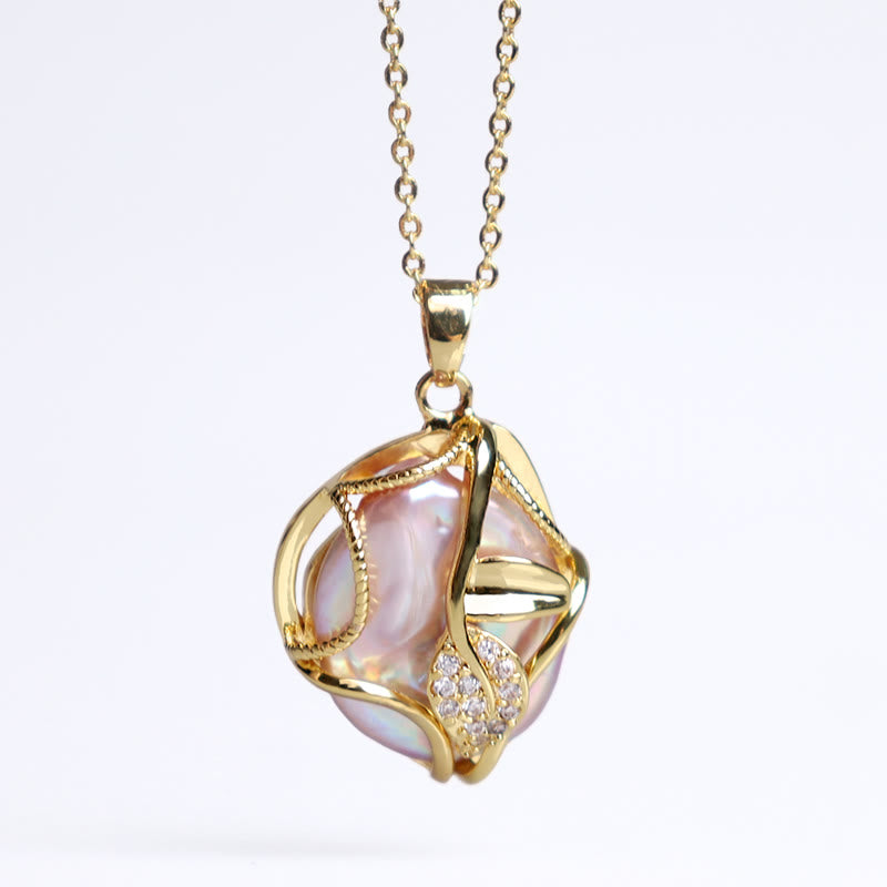 Collier avec pendentif en forme de fleur de perle baroque naturelle en cuivre plaqué or 18 carats et pierres de Buddha Stones