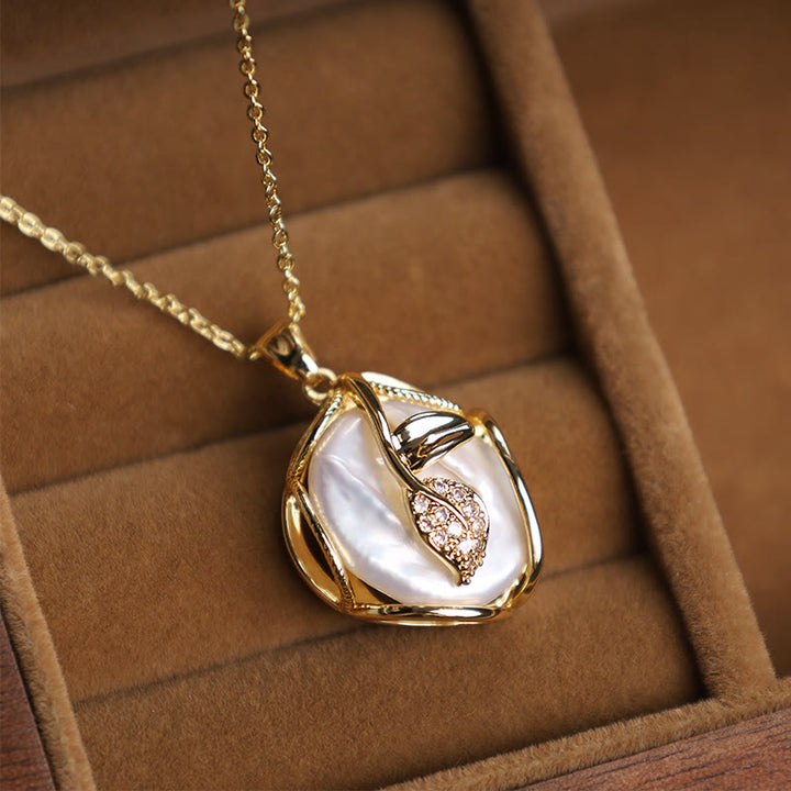 Collier avec pendentif en forme de fleur de perle baroque naturelle en cuivre plaqué or 18 carats et pierres de Buddha Stones