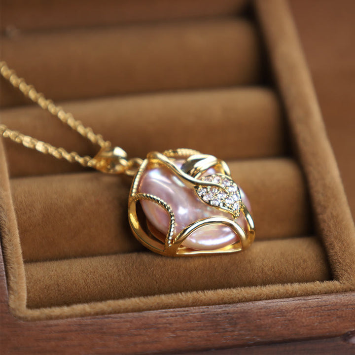 Collier avec pendentif en forme de fleur de perle baroque naturelle en cuivre plaqué or 18 carats et pierres de Buddha Stones
