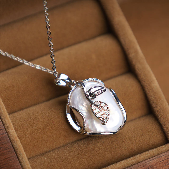 Collier avec pendentif en forme de fleur de perle baroque naturelle en cuivre plaqué or 18 carats et pierres de Buddha Stones