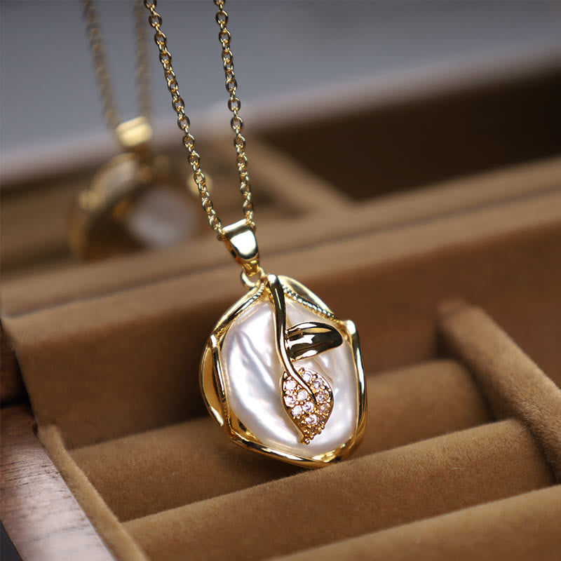 Collier avec pendentif en forme de fleur de perle baroque naturelle en cuivre plaqué or 18 carats et pierres de Buddha Stones