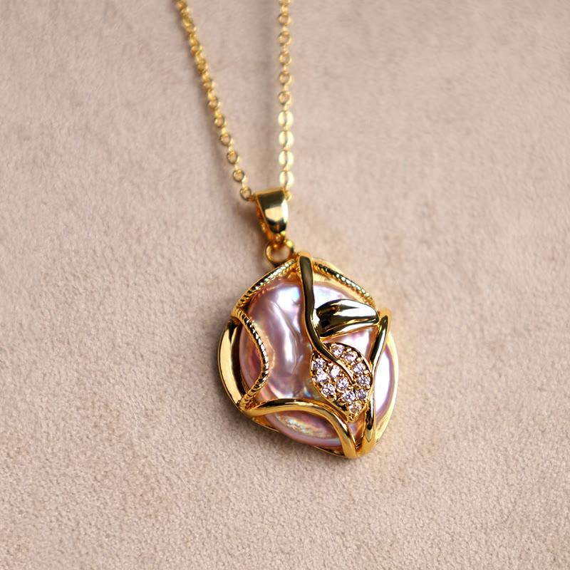 Collier avec pendentif en forme de fleur de perle baroque naturelle en cuivre plaqué or 18 carats et pierres de Buddha Stones