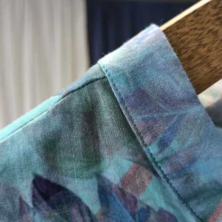 Chemise à manches longues en lin ramie avec imprimé de fleurs roses et de feuilles vertes et de boutons de grenouille - image 11