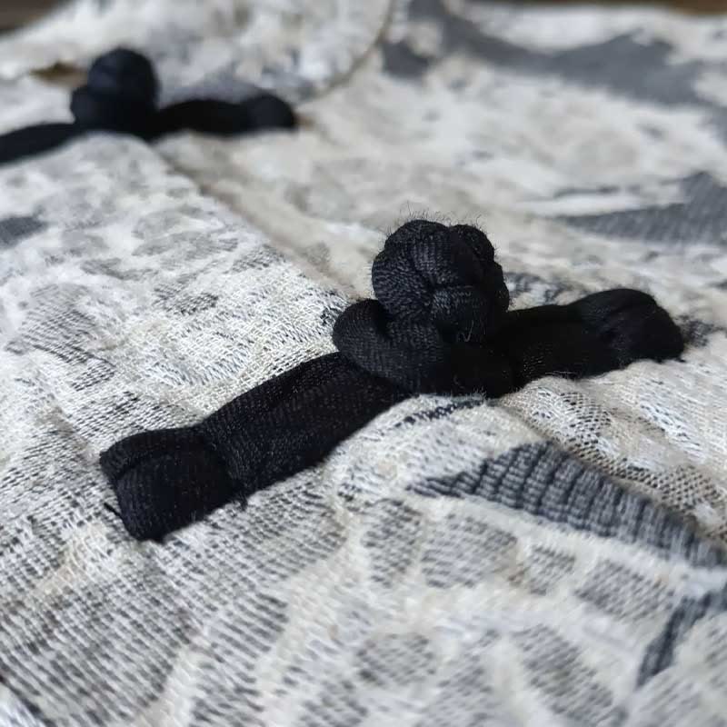 Chemise à manches longues en coton et lin avec imprimé Buddha Stones noir et gris et boutons de grenouille avec poches - image 8