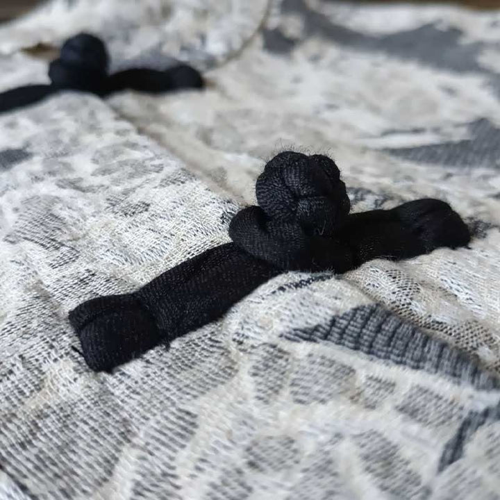 Chemise à manches longues en coton et lin avec imprimé Buddha Stones noir et gris et boutons de grenouille avec poches - image 8