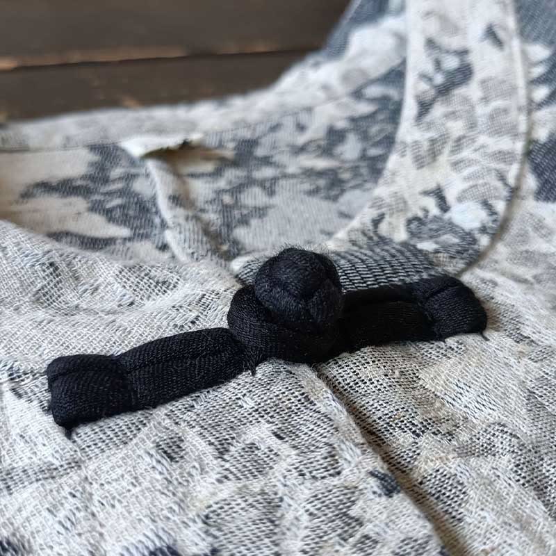 Chemise à manches longues en coton et lin avec imprimé Buddha Stones noir et gris et boutons de grenouille avec poches - image 7