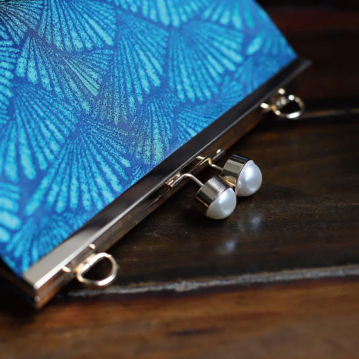 Sac à main vintage en métal nacré avec motif de feuilles bleu paon Buddha Stones