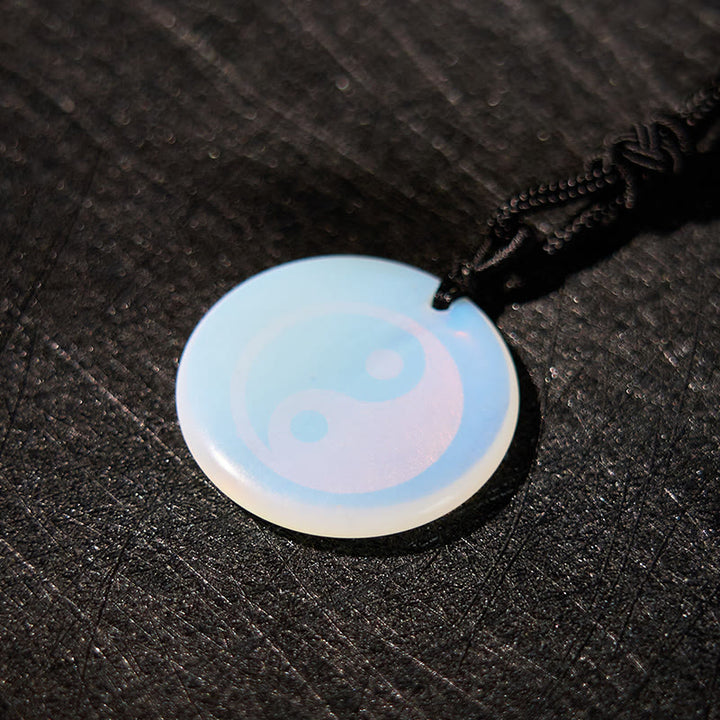 Collier pendentif spirituel Yin Yang en Buddha Stones en cristal varié, améthyste, œil de tigre, aventurine verte