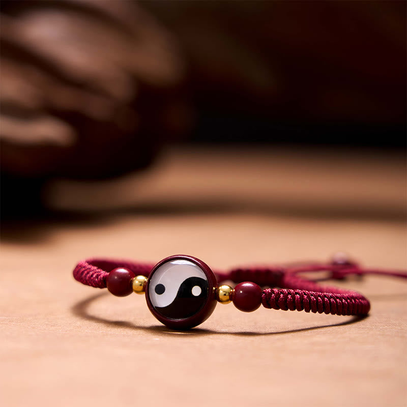 Bracelet porte-bonheur en Buddha Stones avec cordon rouge en cinabre et symbole Yin Yang Bagua - Bracelet Yin Yang en fil rouge cinabre (tour de poignet : 14-18 cm) - image 0