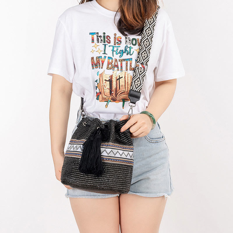 Sac à bandoulière en paille tissée avec pompons et Buddha Stones