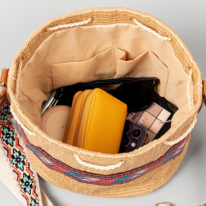 Sac à bandoulière en paille tissée avec pompons et Buddha Stones