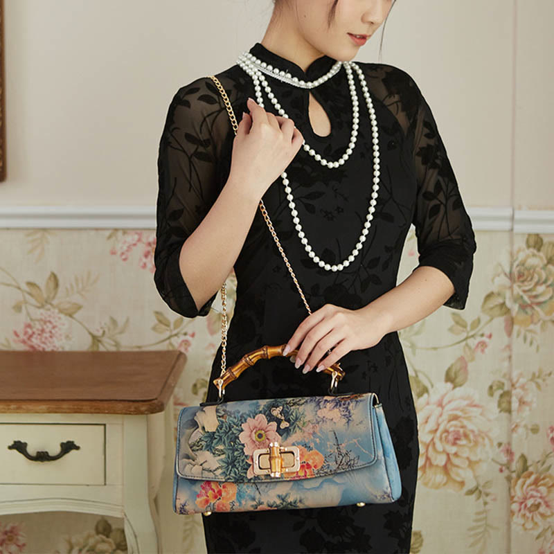 Sac à main à bandoulière avec chaîne en métal et poignée en bambou et motif floral Buddha Stones