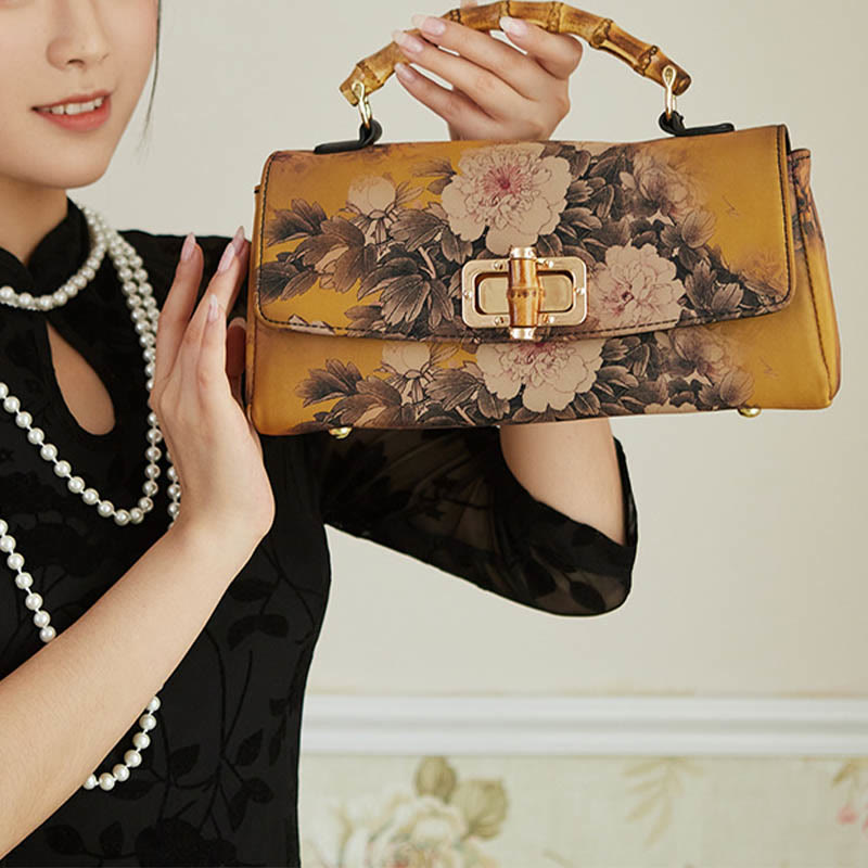 Sac à main à bandoulière avec chaîne en métal et poignée en bambou et motif floral Buddha Stones