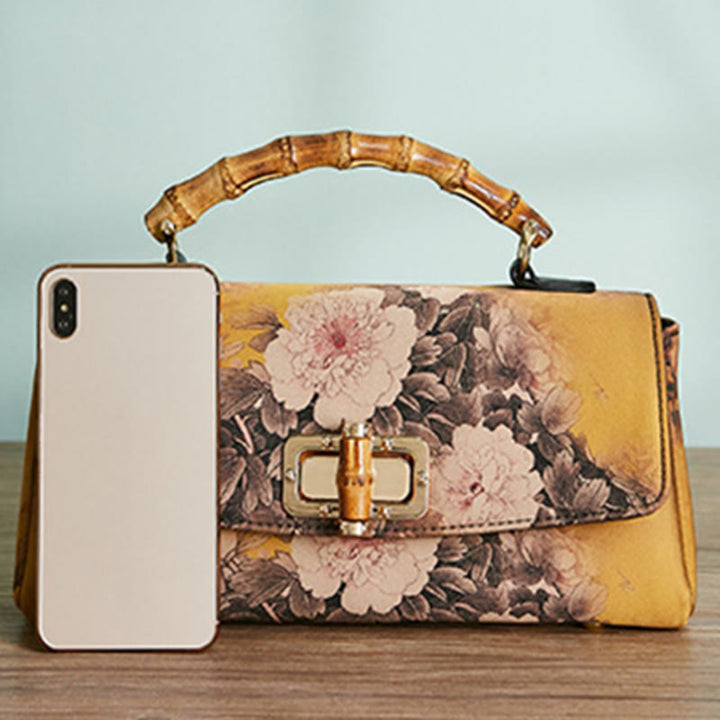 Sac à main à bandoulière avec chaîne en métal et poignée en bambou et motif floral Buddha Stones