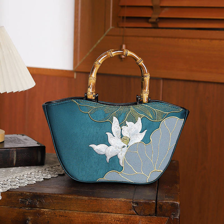 Sac à main avec poignée en bambou et broderie de Buddha Stones et de lotus