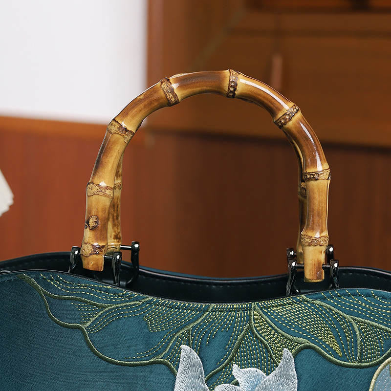 Sac à main avec poignée en bambou et broderie de Buddha Stones et de lotus