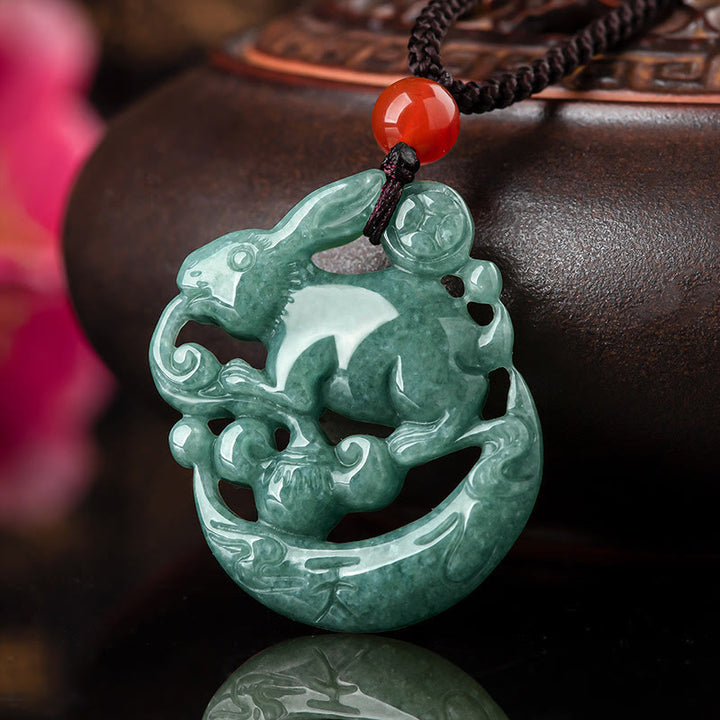 Collier pendentif croissant de lune porte-bonheur en jade de l'année du lapin