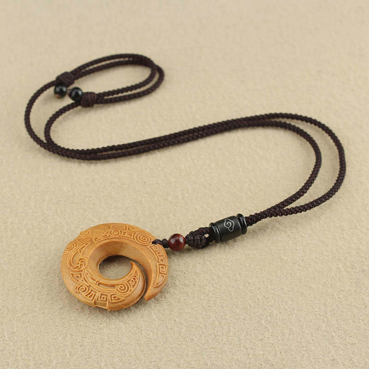 Buddha Stones d'ébène Bois de santal La chance améliore le motif de conception Collier pendentif de paix