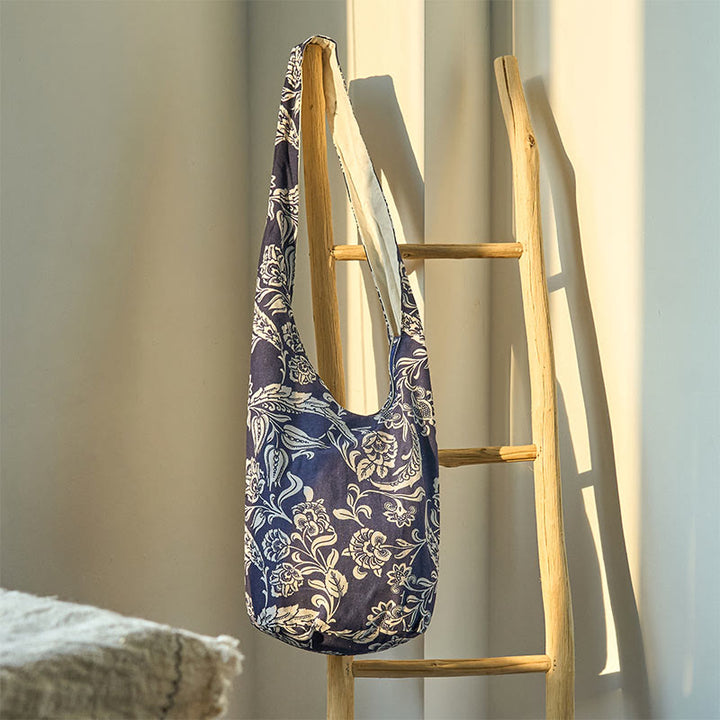 Sac à bandoulière en coton à motif de fleurs bleu marine et blanc Buddha Stones