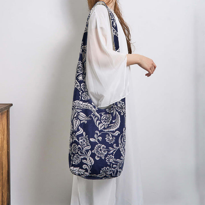 Sac à bandoulière en coton à motif de fleurs bleu marine et blanc Buddha Stones