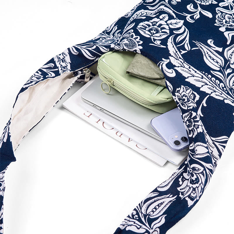 Sac à bandoulière en coton à motif de fleurs bleu marine et blanc Buddha Stones